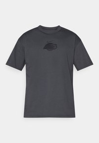 Grå kortærmet T-shirt i bomuld med rund hals, med et mørkt logo på brystet. Enkel design og glat tekstur.