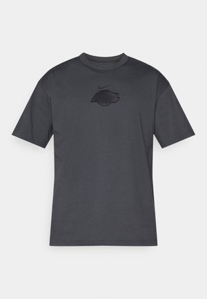 Graues T-Shirt mit kurzen Ärmeln aus Baumwolle und rundem Halsausschnitt, mit einem dunklen Logo auf der Brust. Einfaches Design und glatte Textur.