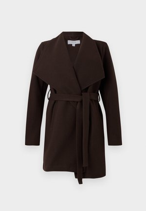 Manteau marron ceinturé avec un large col, des manches longues et une fermeture ouverte. Fabriqué en tissu doux avec une texture lisse.