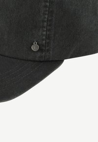 Mörkgrå denimkeps med en rundad skärm, sydda detaljer och en metall-logotagg på sidan. Tyg med en strukturerad yta.