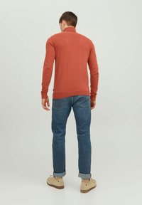 Jack & Jones JJEEMIL ROLL NECK - Maglione - cinnabar