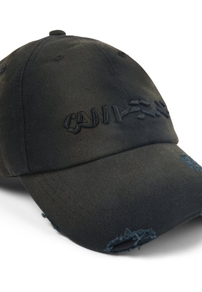 Cappellino da baseball nero con logo ricamato, dotato di visiera invecchiata e tessuto testurizzato. Materiale morbido in cotone misto con lievi segni di usura.