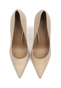 Décolleté beige con tacco alto e punta affusolata, realizzate in pelle liscia. Presentano un design elegante e minimalista, con una forma sagomata per un look aderente.