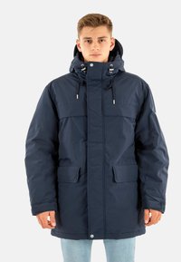 Giacca parka imbottita di colore blu navy con cappuccio, dotata di due tasche frontali, cordini regolabili e chiusura a scatto all'orlo.