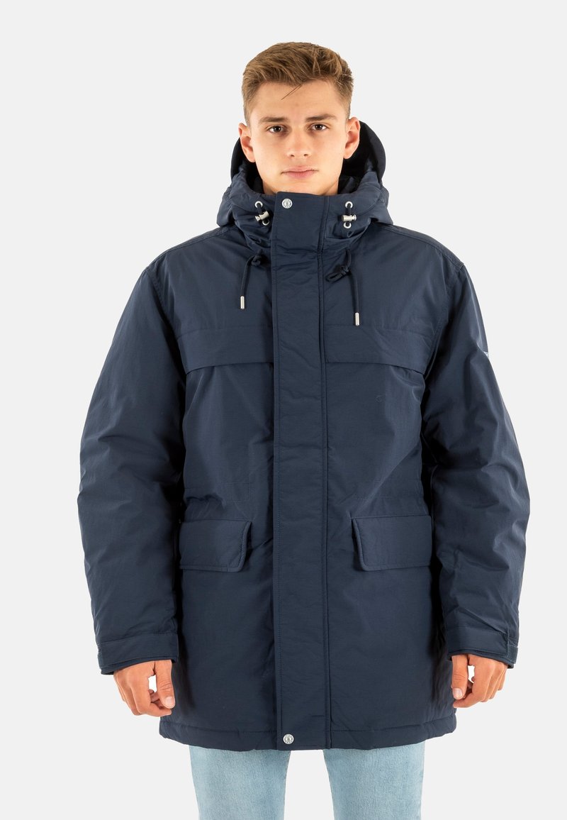 Giacca parka imbottita di colore blu navy con cappuccio, dotata di due tasche frontali, cordini regolabili e chiusura a scatto all'orlo.