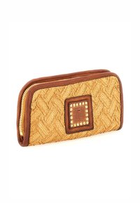Portafoglio in paglia intrecciata color beige con rifiniture in pelle marrone, caratterizzato da una placca metallica con borchie. Chiusura a zip e forma rettangolare.