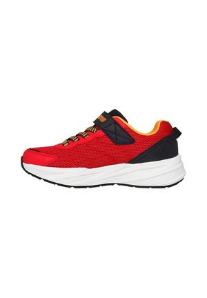 Roter Sportschuh mit schwarzen und gelben Akzenten, ausgestattet mit einem Mesh-Obermaterial, gepolstertem Schaft und einer weißen Zwischensohle mit strukturiertem Oberflächen.