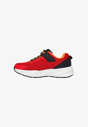 Roter Sportschuh mit schwarzen und gelben Akzenten, ausgestattet mit einem Mesh-Obermaterial, gepolstertem Schaft und einer weißen Zwischensohle mit strukturiertem Oberflächen.
