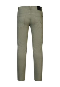 Pantalones de mezclilla verdes de corte recto, con dos bolsillos traseros con costuras decorativas y un parche de cuero negro de la marca en la cintura.