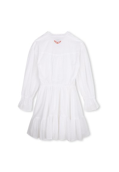 Λευκό φόρεμα κατασκευασμένο από υφασμάτινη υφή με πουά, μακριά μανίκια, ελαστική μέση και φουσκωτή φούστα· διαθέτει κόκκινη λεπτομέρεια στο πίσω μέρος.