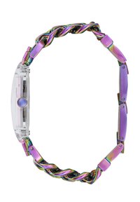 Montre multicolore avec un boîtier transparent et un bracelet en tressé irisé. Présente une couronne ronde violette et des maillons rectangulaires plats.