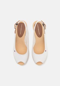 Tommy Hilfiger ICONIC ELBA SLING BACK WEDGE - Sandalen met sleehak - ecru