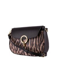 Borsa a mano in pelle nera con tessuto a stampa leopardata, dotata di un dettaglio in metallo circolare dorato e una tracolla regolabile.