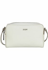 Bílá kožená crossbody taška s texturovaným povrchem, zipovým uzávěrem a jemným stříbrným logem na přední straně. Součástí je nastavitelný popruh.