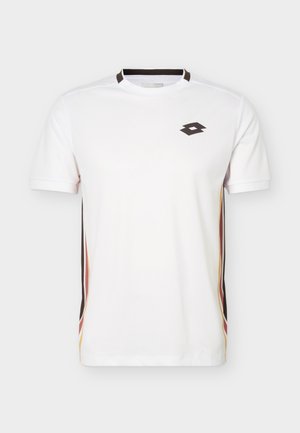 Fehér rövid ujjú sportpóló barna gallér szegéllyel, barna, narancssárga és sárga oldalsávokkal, valamint egy kis fekete logóval a mellkason.