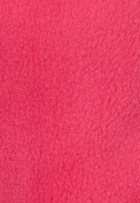 Roze fleece stof met een zachte, textuurachtige oppervlakte, met een uniforme kleur en zonder duidelijke patronen of accenten.