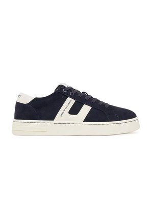 Sneaker bassa in camoscio blu navy con suola bianca e striscia laterale, con testo "ARMANI EXCHANGE" sulla striscia.