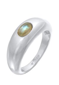 Anello in argento con una banda liscia e arrotondata, dotato di una pietra di labradorite ovale incastonata al centro, che mostra tonalità di blu e verde.