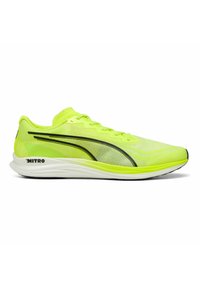 Zapatilla de running amarilla neón con una parte superior de malla ligera, rayas negras y suela blanca. Presenta un talón acolchado para mayor soporte.