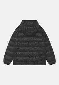Czarna kurtka puchowa z kapturem, z poziomymi pikowanymi sekcjami, elastycznymi mankietami i gładką, błyszczącą fakturą. Wyświetlany widok z tyłu.