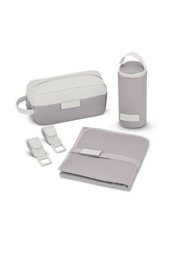 Conjunto de cuatro accesorios: un neceser de maquillaje en gris claro, un soporte cilíndrico, un organizador plano y dos clips, todos en tela suave y duradera.