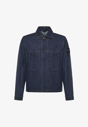 Donkerblauwe spijkerjas met knopen aan de voorkant, twee borstzakken, lange mouwen, een kraag en een klein embleem op de linker bovenmouw.