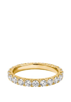 Goldener Bandring mit gleichmäßig verteilten runden weißen Diamanten, die rund um den Umfang auf weißem Hintergrund gesetzt sind.