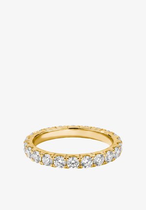 Goldener Bandring mit gleichmäßig verteilten runden weißen Diamanten, die rund um den Umfang auf weißem Hintergrund gesetzt sind.
