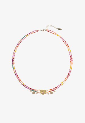Mehrreihige Halskette mit bunten Perlen in Pink, Orange und Türkis. Goldener Herzanhänger mit Edelstein und darunter hängenden Metallanhängern.