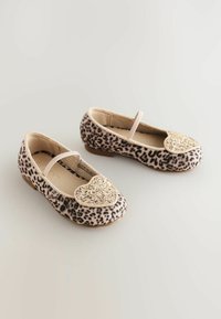 Balerini din material moale cu print cu leopard, având un accent strălucitor sub formă de inimă la vârf și o curea îngustă peste glezne.