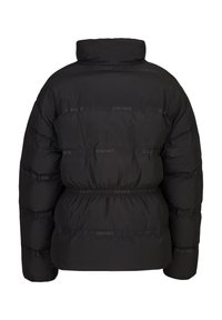 Zwarte pufferjack met een hoge kraag, een getailleerde taille en reliëflogo-details. Het materiaal lijkt glad met een gewatteerde textuur.