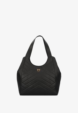 Schwarze Ledertasche mit Zickzack-quiltetem Design, breiten Schulterriemen und einem goldenen Logo-Akzent auf der Vorderseite.