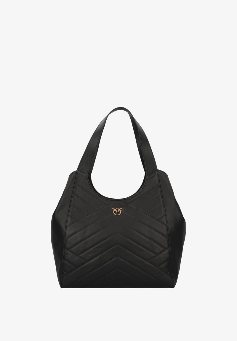 Črna usnjena torbica z chevron prešitim dizajnom, širokimi naramnicami in zlatim logotipom na sprednji strani.