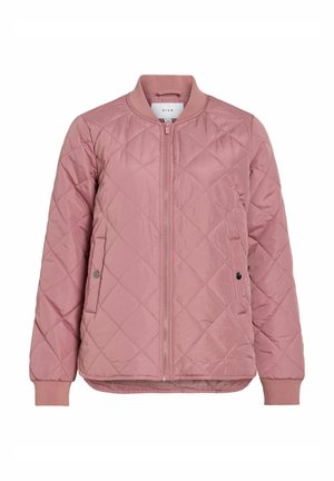 Veste bomber matelassée en rose doux, avec une fermeture éclair frontale, des poches latérales et des poignets côtelés. Texture légère et lisse.