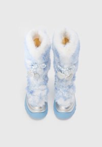 Hellblaue Fellstiefel mit silbernen metallischen Akzenten und blauen Gummisohlen. Besitzt herzförmige Charms und ein strukturiertes Schnürdesign.