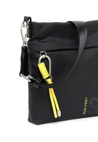 Borsa in tessuto nero con chiusura a zip, con linguetta gialla e hardware argentato. Dotata di tracolla nera e attacco per moschettone.
