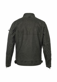 Motorradjacke aus dunkelgrauem Stoff mit gesteppten Akzenten auf den Schultern, auffälligem erhabenem Text auf dem Rücken und lockerem Schnitt.