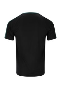 Svart atletisk T-shirt med korta ärmar, med en jämn textur och kontrasterande mörkgröna detaljer längs axelsömmarna.