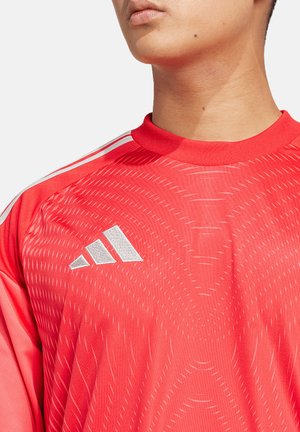 Rode sportshirt met een textuurdesign, voorzien van het witte Adidas-logo en drie strepen op de schouders. Ronde halslijn, lichtgewicht materiaal.