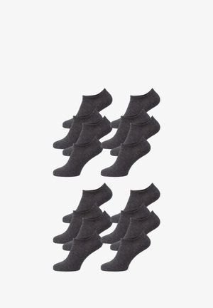 Tolv par mørkegrå ankelstrømper arrangeret i to grupper på en hvid baggrund.