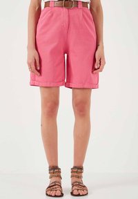 LELA REGULAR FIT - Shorts - fuchsia