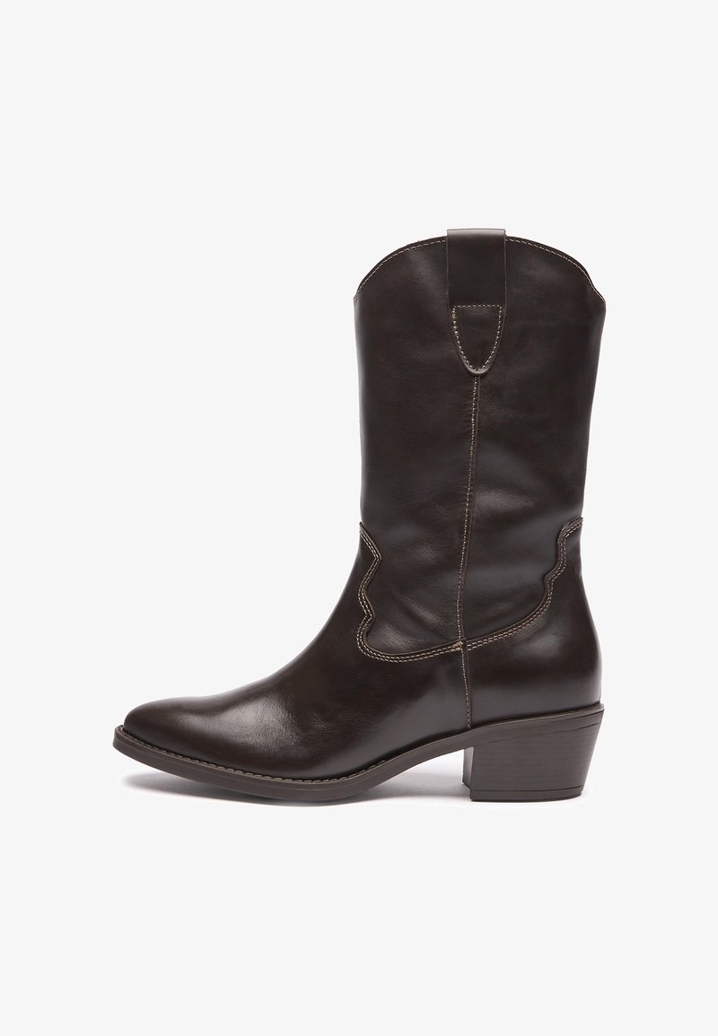 Botte western noire en cuir mi-mollet avec bout pointu, coutures décoratives, languette de tirage et talon bloc superposé.