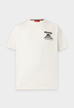 Λευκό T-shirt με κοντό μανίκι με μικρό μαύρο βουνό και κείμενο "Quiksilver Rising Bob Marley & the Wailers" στο αριστερό στήθος.