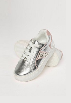 Sølvmetallic sneakers med hvide snørebånd, lyserøde accenter og et perforeret design på siden. Tykkes hvide gummisåler.
