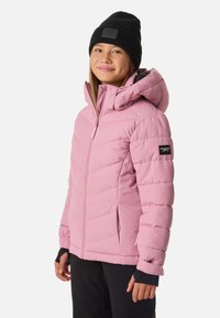 Lyserød isoleret jakke med quiltet design, aftagelig hætte og lynlåslommer, kombineret med en sort strikket hue.