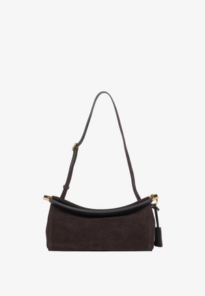 Sac à bandoulière en daim noir avec sangle réglable, ferrures dorées et petite pochette attachée sur le côté.