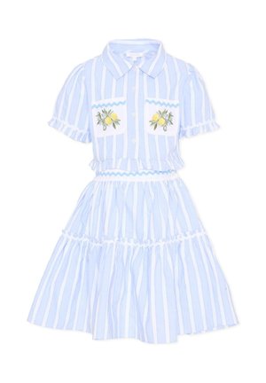 Dwuczęściowy strój z pionowymi niebiesko-białymi paskami, z krótkimi bufkami, zapinana na guziki góra, haft cytryn na kieszeniach oraz spódnica na warstwach.