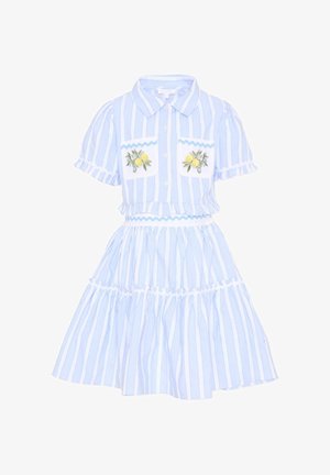 Conjunto de dos piezas con rayas verticales azules y blancas, mangas cortas abullonadas, blusa con botones, bordado de limón en los bolsillos y falda en capas.