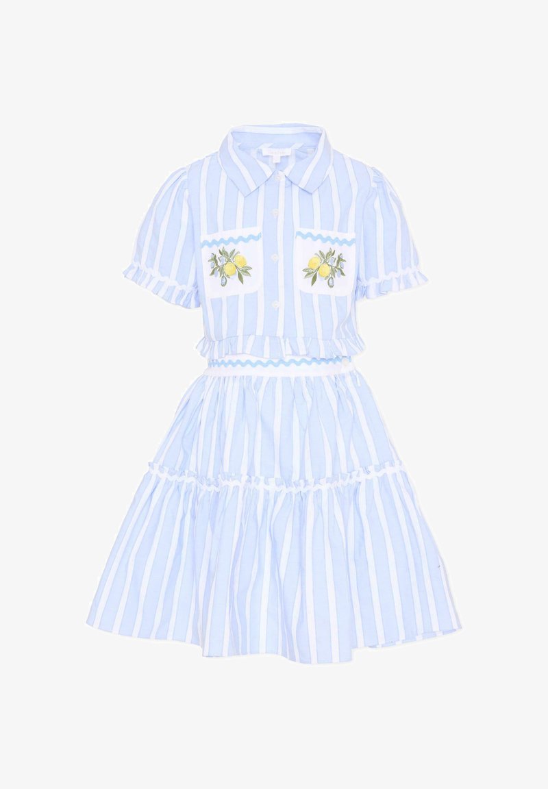 Blauw-wit gestreept tweedelig outfit met korte pofmouwen, knoopsluiting, citroenborduursel op de zakken en een geplooide rok.