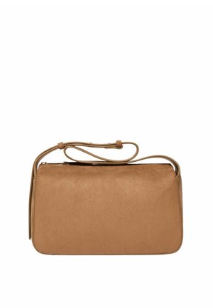 Borsa a tracolla rettangolare in pelle color cuoio con una sottile tracolla regolabile e design semplice e liscio su sfondo bianco.